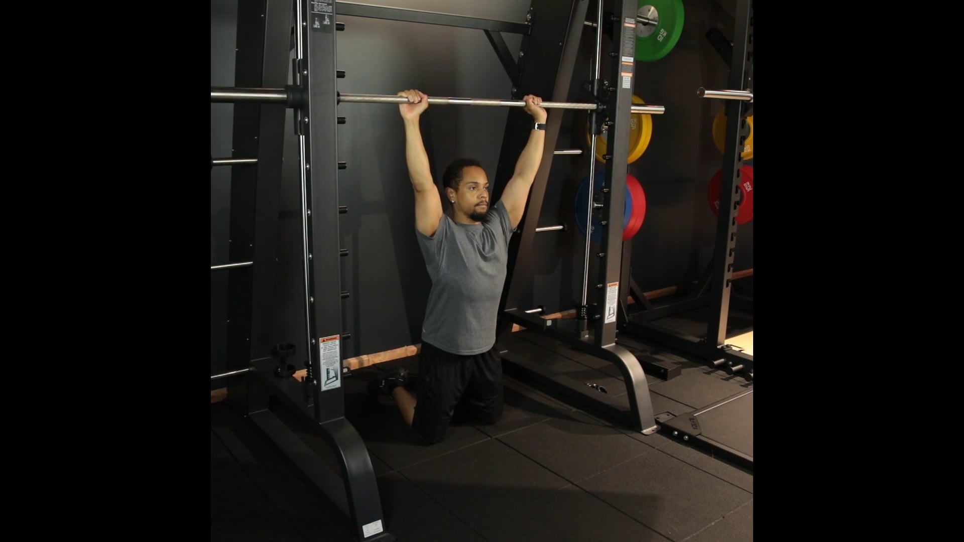 Smith Machine Kneeling Shoulder Press Fitain