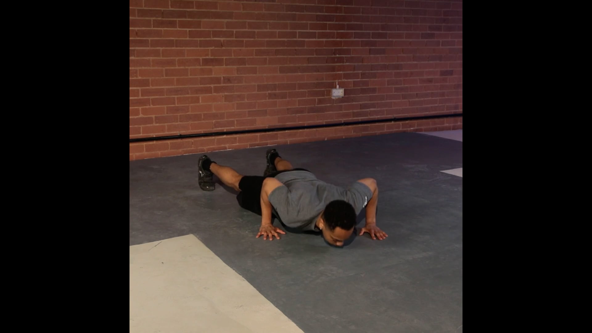 Plyo Push Up Staggered Fitain